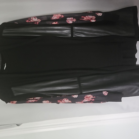MAURICES Black mock Neck top with mesh floral sleeves size 3x - Picture 7 of 7